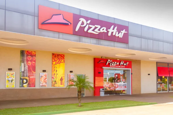 17 de noviembre de 2019, Paraguay. En esta ilustración fotográfica el logotipo de Pizza Hut. Es una red de restaurantes y franquicias especializados en pizza y pasta presentes en más de 130 países — Foto de Stock