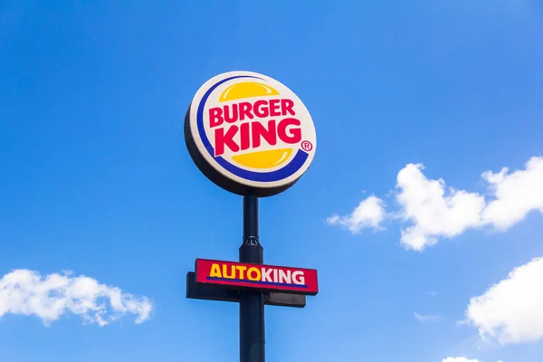 17 de novembro de 2019, Paraguai. Nesta foto ilustração o logotipo Burger King (BK). É uma cadeia de restaurantes de fast food fundada nos Estados Unidos — Fotografia de Stock
