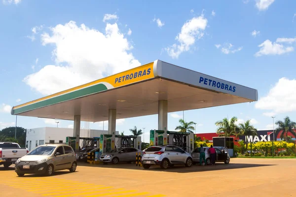 17 ноября 2019 года, Парагвай. На этой фотографии изображена заправочная станция Petrobras. Является ли публичная компания, мажоритарным акционером которой является правительство Бразилии — стоковое фото