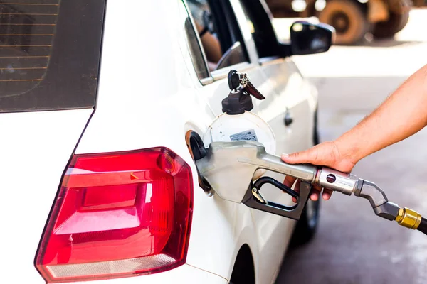 ブラジルのガソリンスタンドでの車の手動給油 — ストック写真