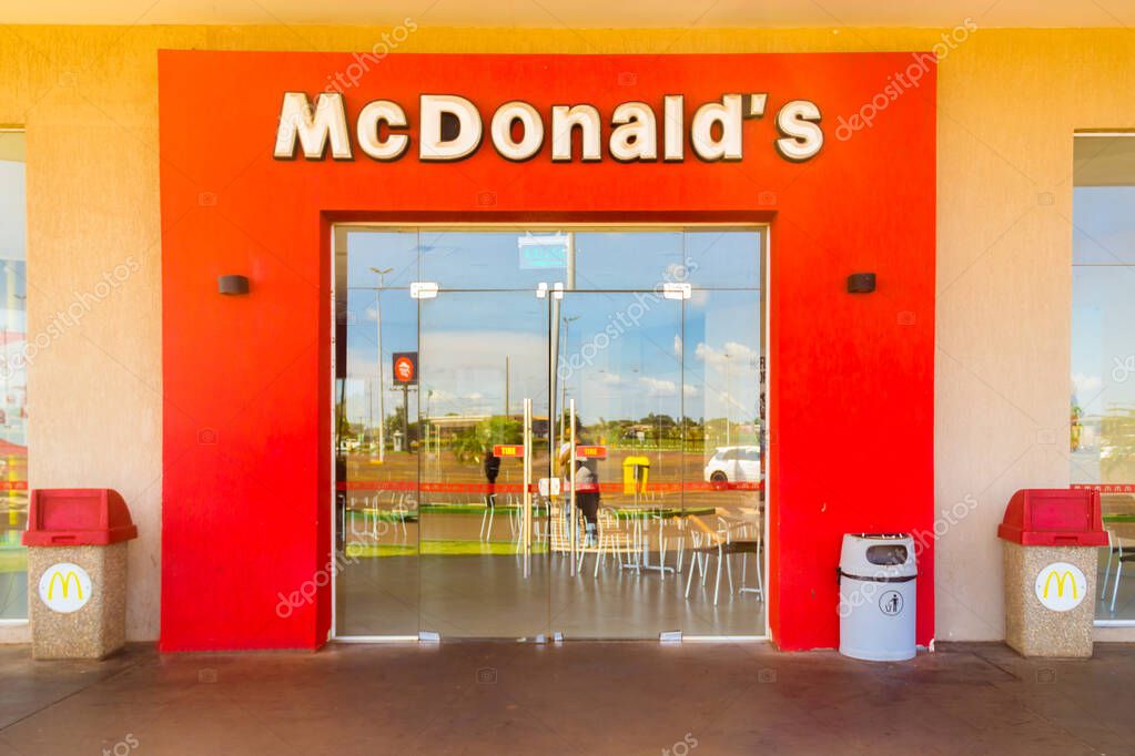 November 17, 2019, Paraguay. In this photo illustration the McDonald's logo. It is a worldwide network of fast food restaurants present in 119 countries through 37,000 points of sale.