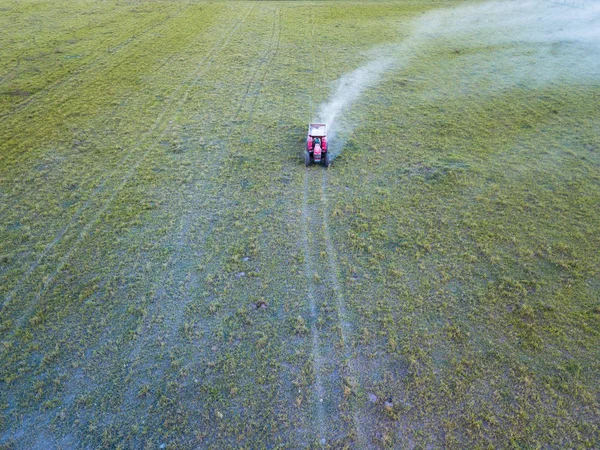 Vista aérea de la aplicación de cal en el suelo - Tractor agrícola utilizado en labranza y pastos aplicando cal — Foto de Stock