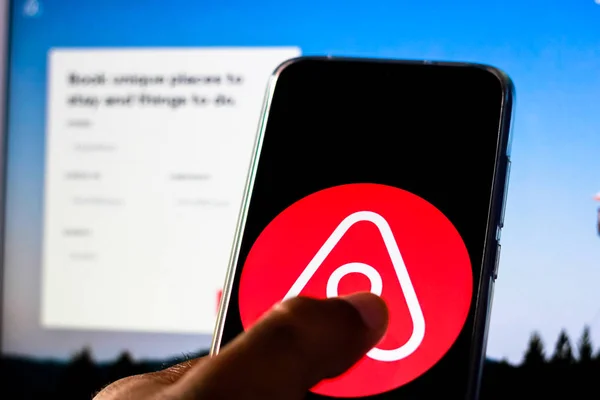 1 de dezembro de 2019, Brasil. Nesta foto ilustração o logotipo do Airbnb é exibido em um smartphone — Fotografia de Stock