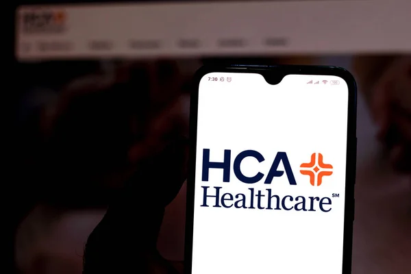 2019 년 12 월 5 일, 브라질. 이 사진 삽화에 HCA 건강 관리 로고가 스마트폰에 표시되어 있습니다. — 스톡 사진