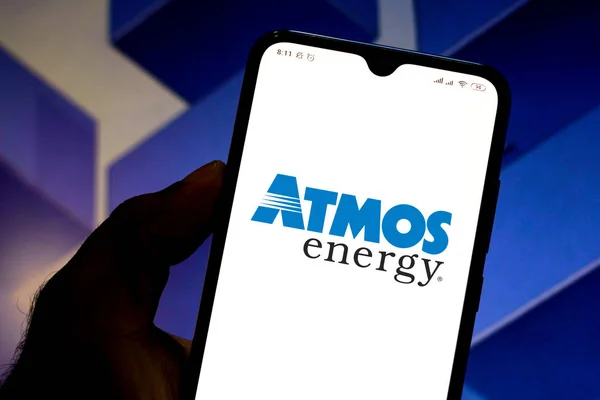 5 grudnia 2019, Brazylia. Na tym zdjęciu logo Atmos Energy Corporation jest wyświetlane na smartfonie — Zdjęcie stockowe