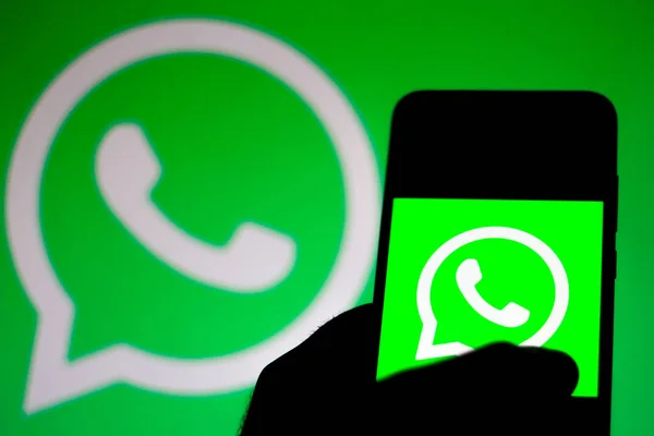 11 Desember 2019. Dalam gambar foto ini, logo WhatsApp ditampilkan pada smartphone — Stok Foto