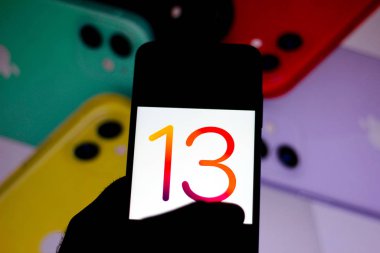 11 Aralık 2019. Bu resimde ios 13 logosu akıllı telefondan gösteriliyor.