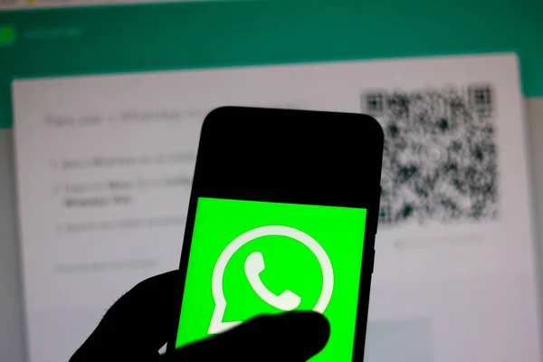 11 Desember 2019. Dalam gambar foto ini, logo WhatsApp ditampilkan pada smartphone — Stok Foto