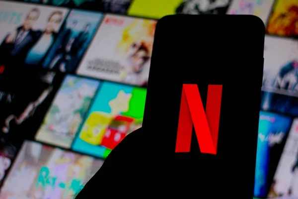 11 Desember 2019. Dalam gambar foto ini logo Netflix terlihat ditampilkan pada smartphone — Stok Foto