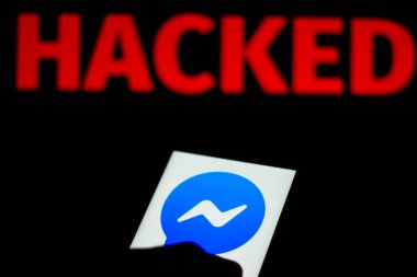 11 Aralık 2019. Bu resimde Facebook Messenger logosu bir akıllı telefon ve kırmızı uyarı sözcüğünde bulanık arka planda görüntüleniyor. Veri sızıntısı için kavramsal fotoğraf
