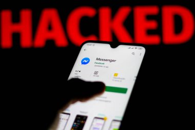 11 Aralık 2019. Bu resimde Facebook Messenger logosu bir akıllı telefon ve kırmızı uyarı sözcüğünde bulanık arka planda görüntüleniyor. Veri sızıntısı için kavramsal fotoğraf