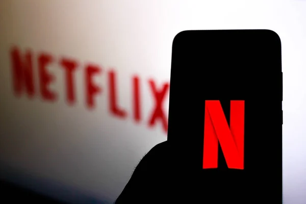 11 de diciembre de 2019. En esta ilustración fotográfica, el logotipo de Netflix se muestra en un teléfono inteligente — Foto de Stock