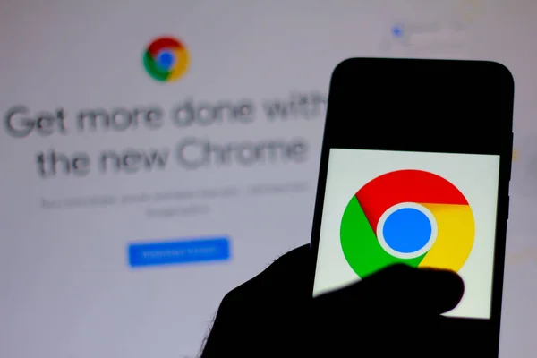 11 Desember 2019. Dalam gambar foto ini, logo Google Chrome ditampilkan pada smartphone — Stok Foto