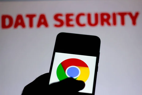 11 de dezembro de 2019. Nesta foto ilustração o logotipo do Google Chrome é visto exibido em um smartphone e alerta vermelho palavra Segurança de dados no fundo turvo. Foto conceitual para violação de dados — Fotografia de Stock