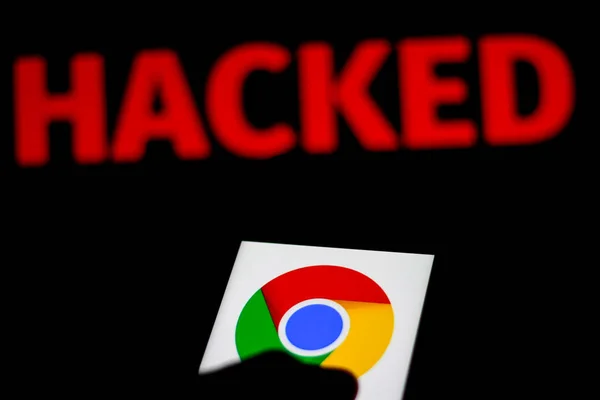 11 Desember 2019. Dalam gambar foto ini, logo Google Chrome ditampilkan pada smartphone dan kata peringatan merah Hacked pada latar belakang kabur. Foto konseptual untuk pelanggaran data — Stok Foto