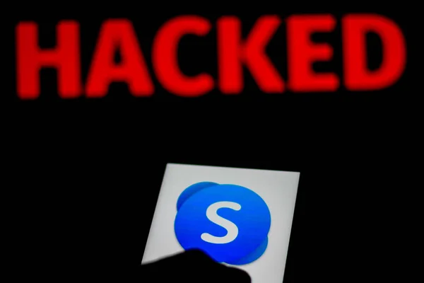 11 Desember 2019. Dalam ilustrasi foto ini logo Skype terlihat ditampilkan pada smartphone dan kata peringatan merah Hacked pada latar belakang kabur. Foto konseptual untuk pelanggaran data — Stok Foto