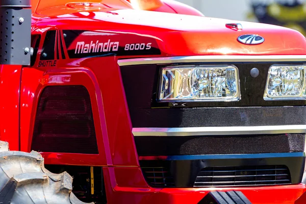 14 de dezembro de 2019, Brasil. Trator vermelho Mahindra. É uma empresa de automóveis da Índia que fabrica carros e caminhões — Fotografia de Stock