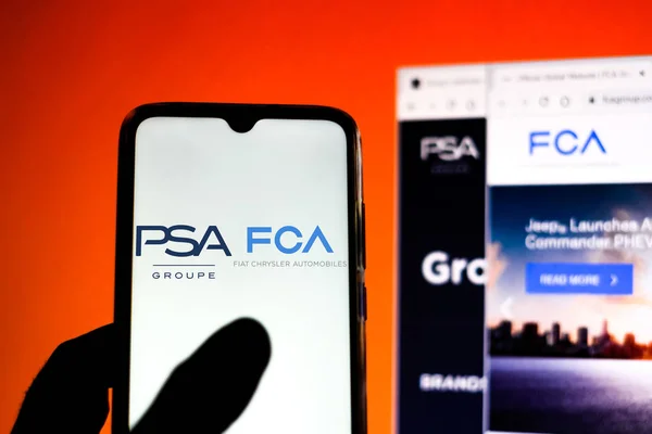 19 Aralık 2019, Brezilya. Bu resimde Fiat Chrysler Otomobilleri ve Groupe Psa logosu akıllı bir telefonda görüntülenir ve bulanık arkaplanda web siteleri açılır — Stok fotoğraf