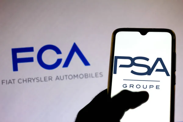 December 19, 2019, Brazil. In this photo illustration the Groupe PSA logo is viewed on a smartphone and Fiat Chrysler Automobiles logo on the blurred background — Stock Photo, Image