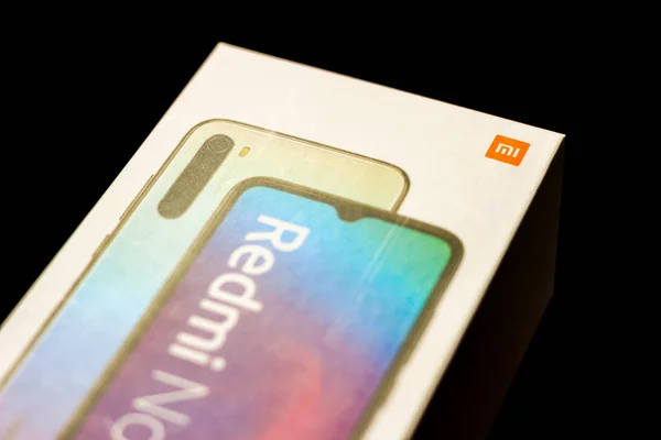 24. Dezember 2019, Brasilien. in dieser Foto-Illustration die Smartphone-Verpackung redmi von xiaomi note 8 — Stockfoto