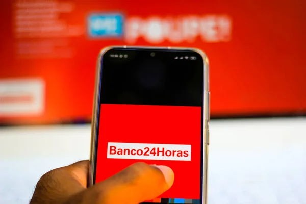 24 Desember 2019, Brasil. Dalam gambar foto ini logo aplikasi Banco 24Horas ditampilkan pada smartphone — Stok Foto