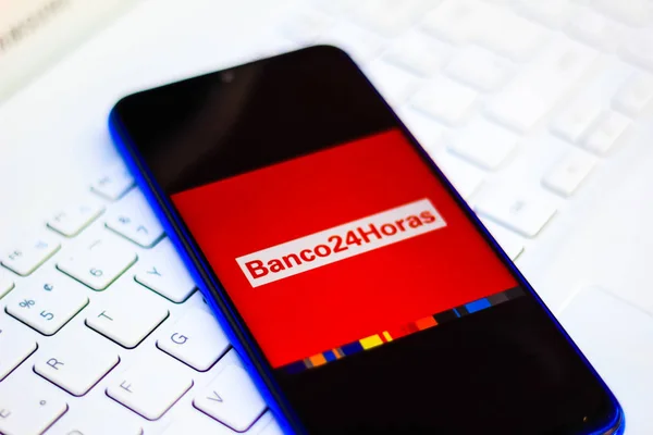 24 grudnia 2019, Brazylia. Na tym zdjęciu logo aplikacji Banco 24horas jest wyświetlane na smartfonie — Zdjęcie stockowe