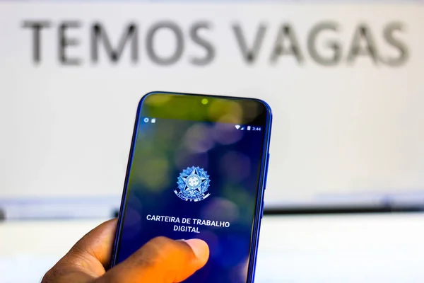 24 dicembre 2019, Brasile. In questa illustrazione fotografica il logo dell'app digitale Carteira de Trabalho viene visualizzato su uno smartphone — Foto Stock