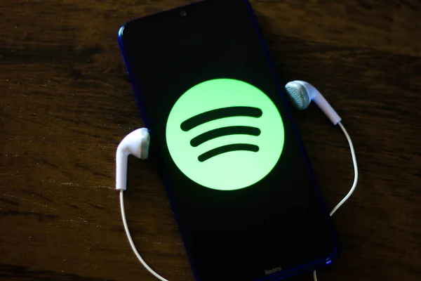 30 Desember 2019, Brasil. Dalam gambar foto ini logo Spotify terlihat ditampilkan pada smartphone — Stok Foto