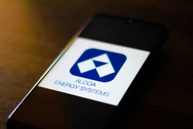30 Aralık 2019, Brezilya. Bu resimde Alcoa Enerji Sistemleri logosu akıllı telefondan gösteriliyor