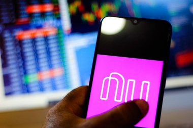 30 Aralık 2019, Brezilya. Bu resimde Nubank logosu akıllı bir telefondan gösteriliyor.
