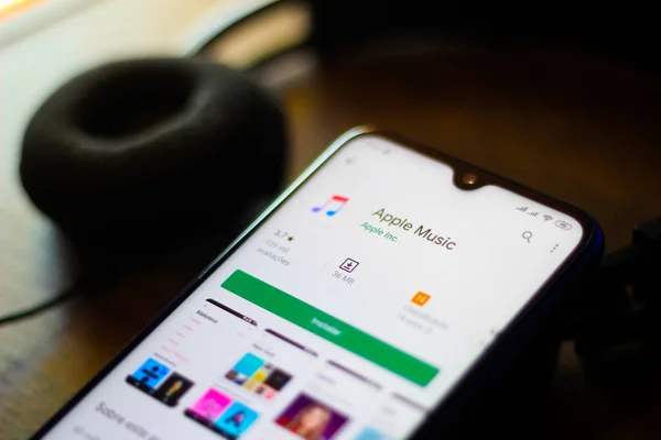 30 Desember 2019, Brasil. Dalam gambar foto ini, aplikasi logo Apple Music ditampilkan pada smartphone — Stok Foto