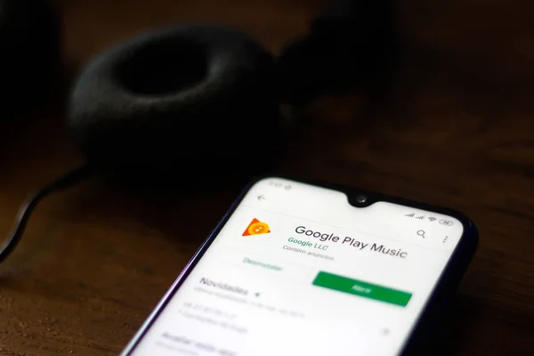 30 Desember 2019, Brasil. Dalam gambar foto ini, aplikasi logo Google Play Music ditampilkan pada smartphone — Stok Foto