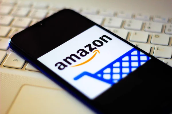 30 de diciembre de 2019, Brasil. En esta foto ilustración el logotipo de Amazon Shopping se muestra en un teléfono inteligente —  Fotos de Stock