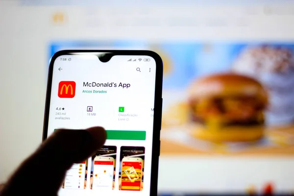 30 Desember 2019, Brasil. Dalam gambar foto ini, aplikasi logo McDonald ditampilkan pada smartphone — Stok Foto