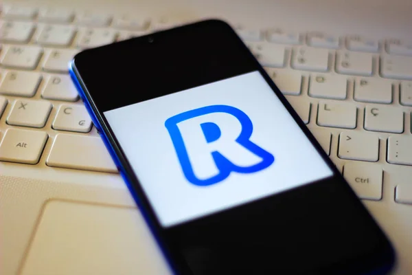 30 Desember 2019, Brasil. Dalam gambar foto ini, logo Revolut ditampilkan pada smartphone — Stok Foto