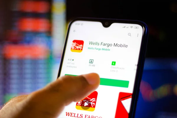 30 Aralık 2019, Brezilya. Bu resimde Wells Fargo logo uygulaması akıllı telefondan görüntüleniyor. — Stok fotoğraf