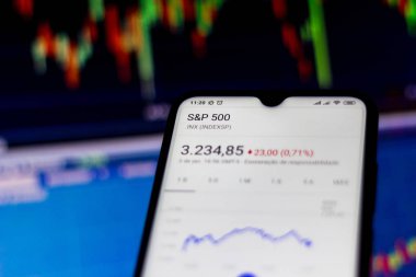 Bu resimde Sp 500 'ün borsa verileri akıllı telefondan izlenmektedir.