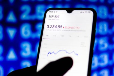 Bu resimde Sp 500 'ün borsa verileri akıllı telefondan izlenmektedir.