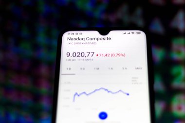 Bu resimde Nasdaq bileşiğinin borsa verileri akıllı telefondan görülüyor.