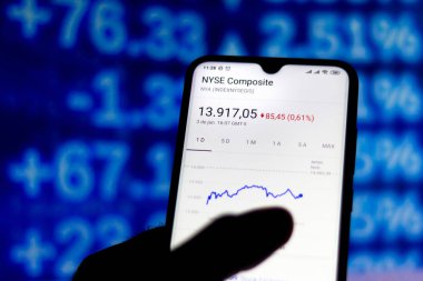 Bu resimde, New York Borsası 'nın (Nyse) borsa verileri akıllı telefondan izlenmektedir.