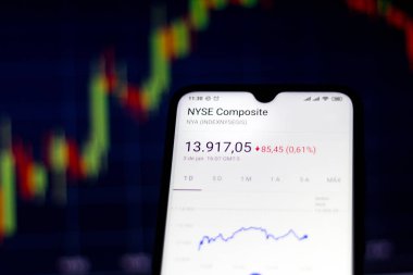 Bu resimde, New York Borsası 'nın (Nyse) borsa verileri akıllı telefondan izlenmektedir.