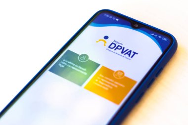 16 Ocak 2020, Brezilya. Bu resimde Dpvat logosu (Land Motorlu Araçların Kişisel Hasarı) akıllı telefondan görülür.