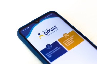 16 Ocak 2020, Brezilya. Bu resimde Dpvat logosu (Land Motorlu Araçların Kişisel Hasarı) akıllı telefondan görülür.
