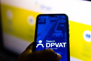 16 Ocak 2020, Brezilya. Bu resimde Dpvat logosu (Land Motorlu Araçların Kişisel Hasarı) akıllı telefondan görülür.