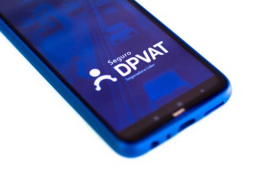 16 Ocak 2020, Brezilya. Bu resimde Dpvat logosu (Land Motorlu Araçların Kişisel Hasarı) akıllı telefondan görülür.