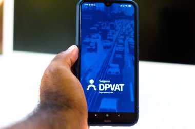 16 Ocak 2020, Brezilya. Bu resimde Dpvat logosu (Land Motorlu Araçların Kişisel Hasarı) akıllı telefondan görülür.