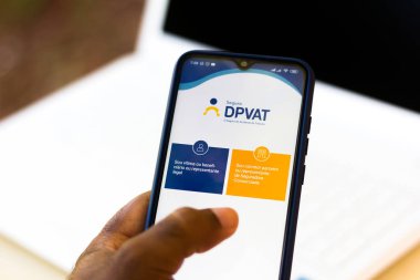 16 Ocak 2020, Brezilya. Bu resimde Dpvat logosu (Land Motorlu Araçların Kişisel Hasarı) akıllı telefondan görülür.
