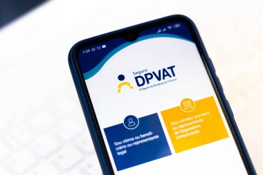 16 Ocak 2020, Brezilya. Bu resimde Dpvat logosu (Land Motorlu Araçların Kişisel Hasarı) akıllı telefondan görülür.