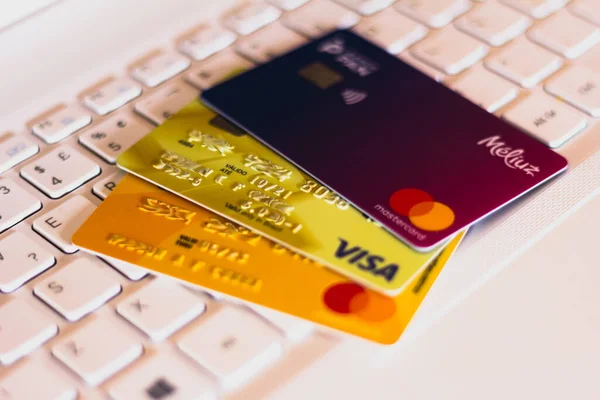 7 de enero de 2020, Brasil. En esta foto ilustramos la tarjeta de crédito Visa y Mastercard en el teclado del ordenador. —  Fotos de Stock