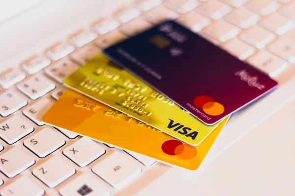 7 de enero de 2020, Brasil. En esta foto ilustramos la tarjeta de crédito Visa y Mastercard en el teclado del ordenador. —  Fotos de Stock